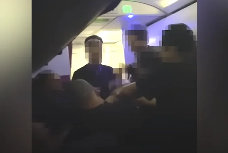 Albanienn wird ein Held, stoppt den Passagier, der während des Fluges die Tür öffnen wollte.