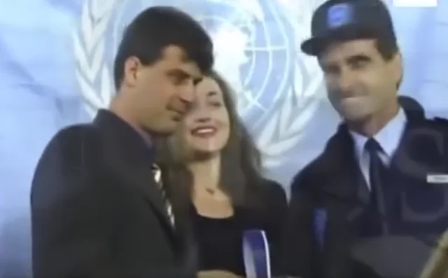 “Sie werden die Zukunft des Kosovo sein”, Blick auf den ehemaligen Präsidenten Thaci bei einer post-war Kosovo-Polizei-Stufungszeremonie