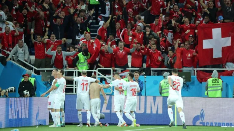 700 Schweizer Fans in Fadil Vokry für Kosovo Spiel HINA Schweiz