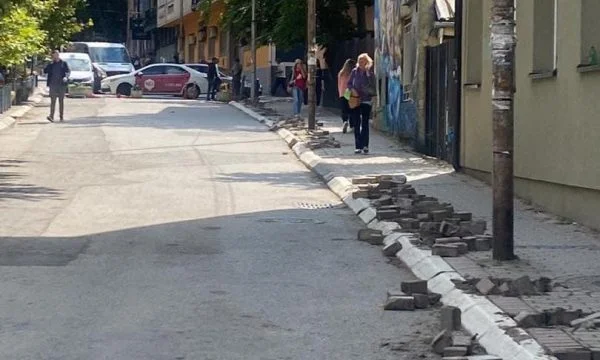 Da domani questa strada a Pristina non avrà più angoli