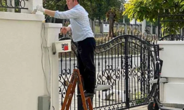 Parent verlässt Diplomatie kurz, malt Botschaftswände in Skopje