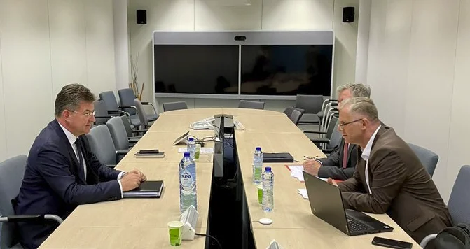 Lajcak trifft sich mit Bisimi, spricht über Vorbereitungen für Kurti Vuciq Treffen