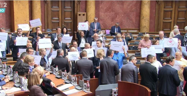 Che succede al Parlamento serbo? - Hai detto il nome di Kurt.