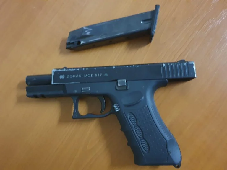 Arrestato per minaccia due persone in Gjakova, la polizia afferra due pistole e droghe