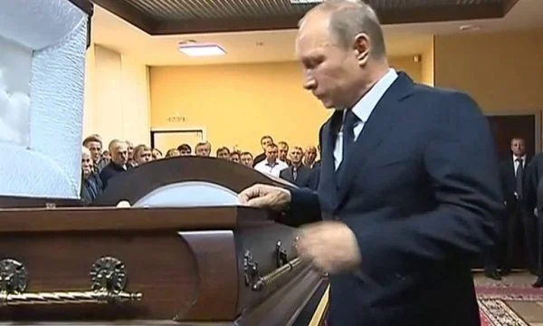 Propaganda e radhës ruse: Publikon një video të vitit 2013, pretendon se Putin mori pjesë në varrimin e Prigozhin që u vra para pak ditësh