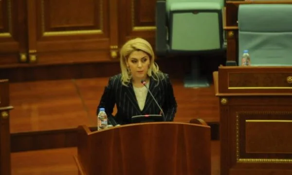 Deliu: Nëse Sveçla qëllimisht i ka nderuar ushtarët serbë atëherë duhet të jap dorëheqje
