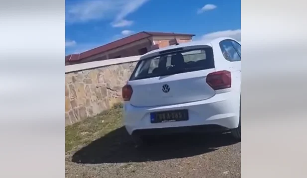 Veicolo ufficiale dalla Serbia è visto nella chiesa “Square Abraham” in Lapusnik