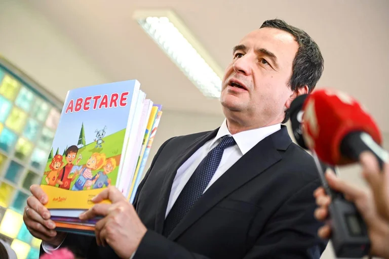 Kurti desea el nuevo año escolar, se jacta de <x0 títuloachieved fielx1⁄4e en educación