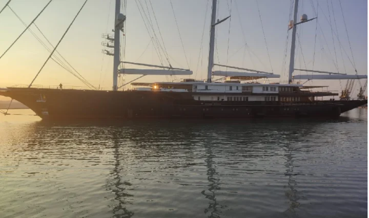 El súper día de Jeff Bezo llega a Durres, abastece miles de galones.