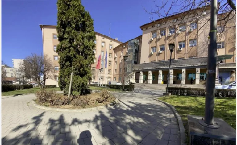 Die diskriminierende Ausschreibung der Gemeinde Pristina für die gleichen Arbeitsplätze: Kommunalarbeiter 600 Euro Gehalt, 1.200 Euro
