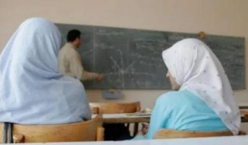 Imami nga Kosova iu bënë thirrje vajzave të mbuluara: Mbajeni me krenari shaminë në shkollë
