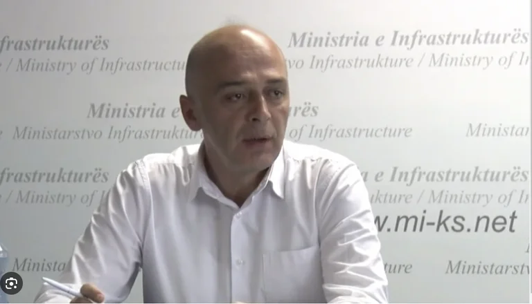 Para një jave iu ngritë aktakuzë për korrupsion, Liburn Aliu nuk e shkarkon Sekretarin, Izedin Bytyqi