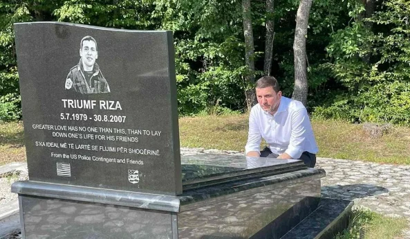 Krasniqi shkon te varri i Triumf Rizës: Do të të kujtojmë përherë, shok i dashur
