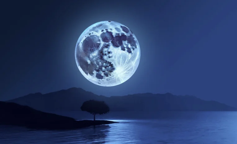 Sonte shfaqet “Superhëna Blu”, nuk do të shihet më deri në vitin 2037