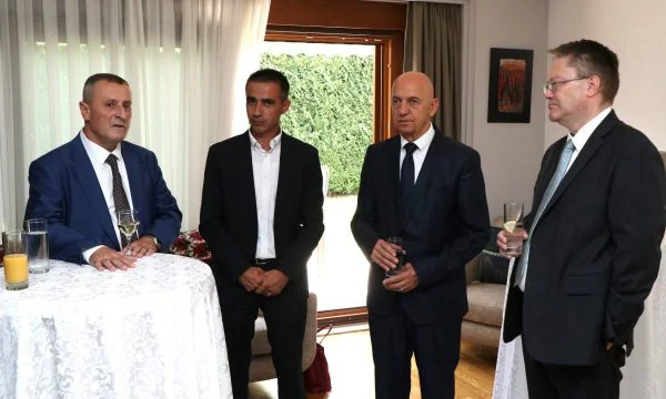 Pushteti po e bllokon zgjedhjen e tij si Kryeprokuror të Shtetit: Isufaj ftohet për drekë në Rezidencën Britanike