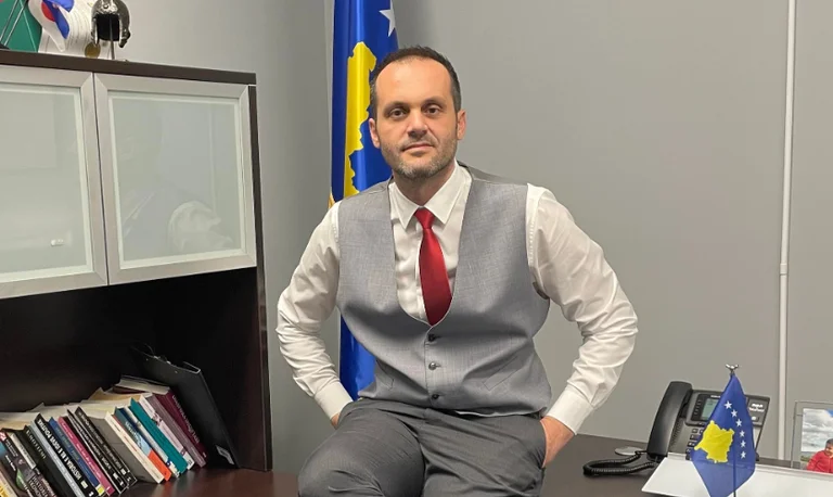 Ish-konsulli i Kosovës në Kanada: Kryeministër, neve na duhet të na duartrokasë Blinkeni, Macroni e Scholzi