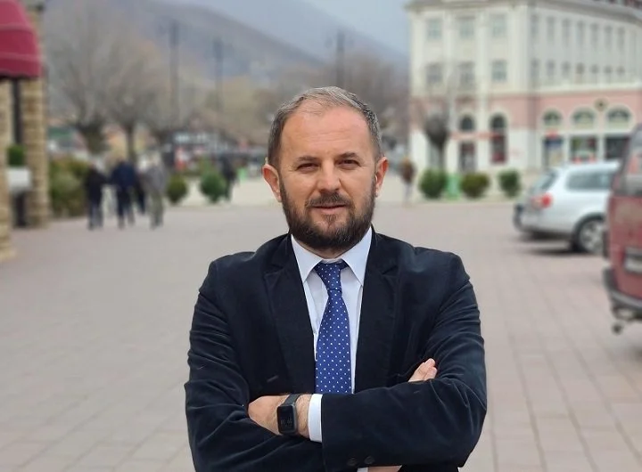 Analisti Raci thotë se qasja e Macron ndaj Kosovës e Serbisë është e gabuar
