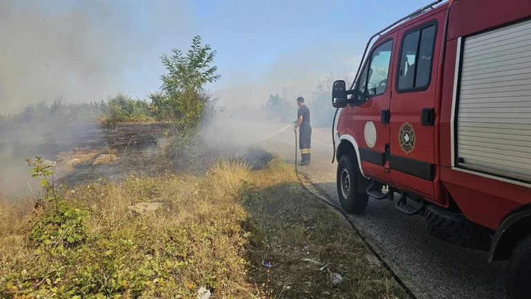 Flakët kaplojnë Deçanin, zjarrfikësit intervenuan në tetë raste