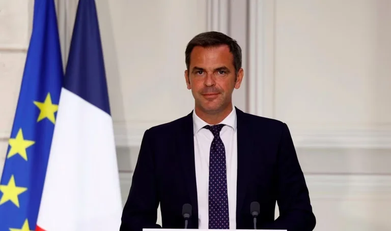 Qeveria franceze e sheh veshjen islamike në shkolla si “sulm politik”