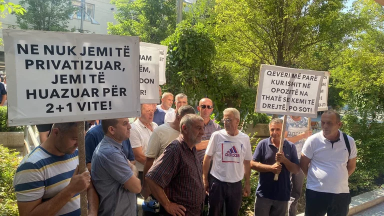Hodhën vezë në drejtim të zyrave të KEK-ut, përfundon protesta e punëtorëve të sigurimit fizik