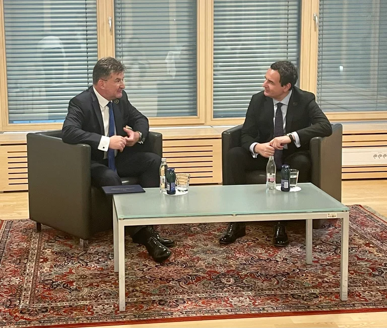 Lajçak takohet me Kurtin, paralajmërohet takim i nivelit të lartë në shtator në kuadër të dialogut