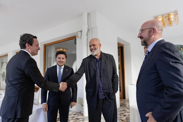 A i pajtoi Abazoviqi? – Kurti e Rama në Lubljanë përshëndeten me shtrëngim duarsh