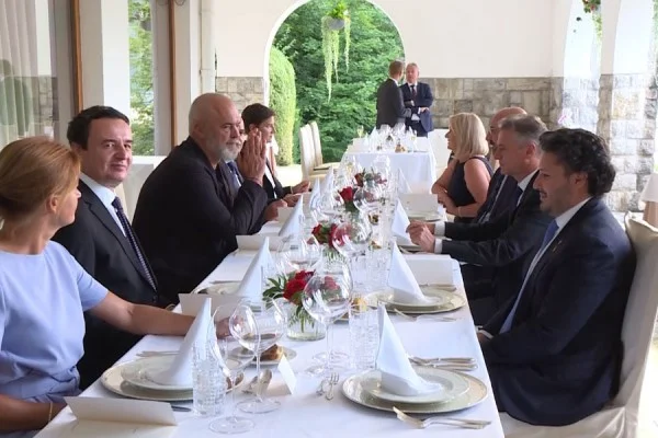 Forumi i Bledit: Kurti e Rama ulen afër njëri-tjetrit në darkën e punës në Slloveni