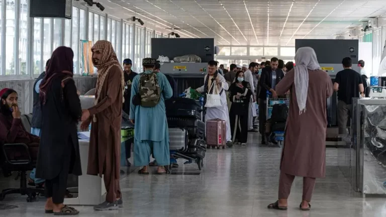 Talibanët ndalojnë studentet afgane që largohen nga vendi për të studiuar në Dubai