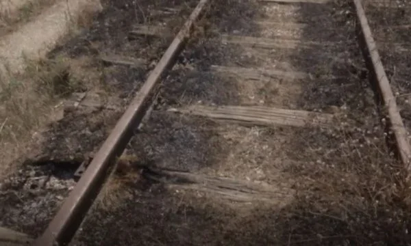 Zjarri në Radost të Rahovecit dëmton 450 metra të hekurudhës