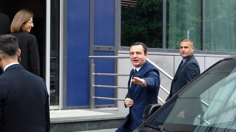 Kurti udhëton drejt Sllovenisë, merr pjesë në Forumin Strategjik të Bledit