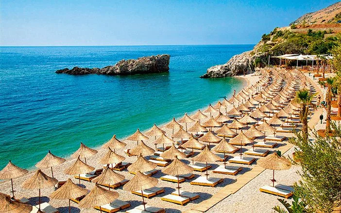 Në Shqipëri turistët po plaçkiten përmes përllogaritjes së euros në raport me lekun