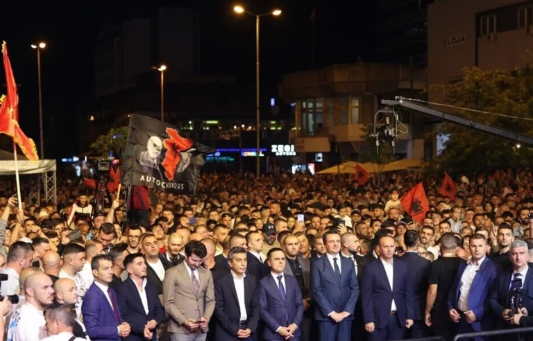 Grubi: Flamuri “autochtonous” në Tetovë, incident i panevojshëm dhe provokim për rrugën evropiane