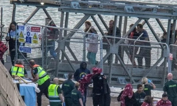 VOA: La demande d'asile des Albanais est passée largement de l'Europe à la Grande-Bretagne