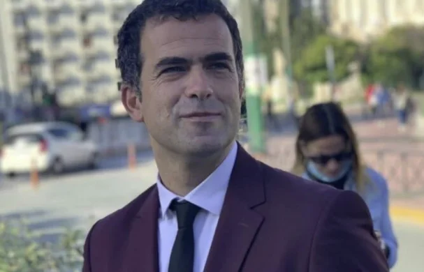Brad Ejupi en licencia médica, el gobierno viola la ley después de su despido