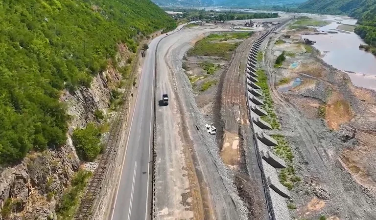 Corridor V III, l'Albanie change de projet, ajoute un tunnel de 3 km après les négociations avec le nord de la Macédoine