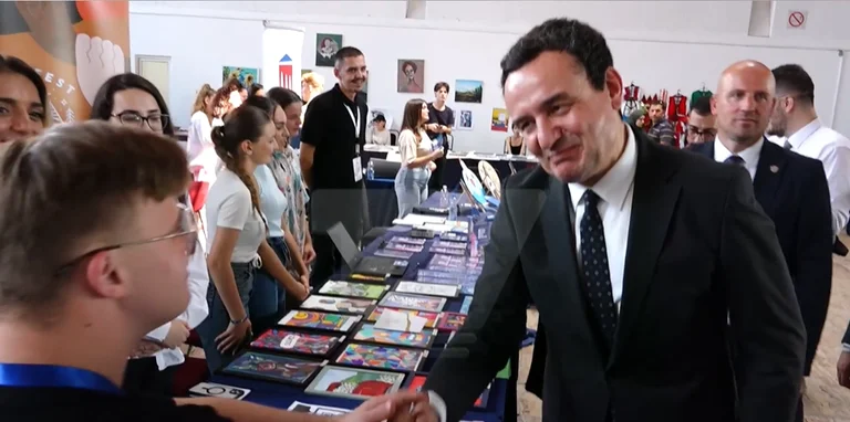 Kurti Teilnehmer an der Jugendmesse, keine Worte für jüngste Skandale