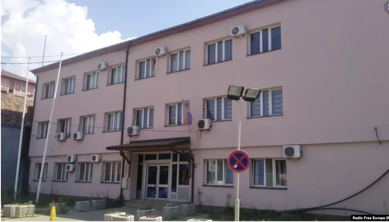 ¿De quién es el edificio municipal de Mitrovica Norte?