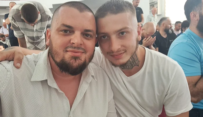 Musica sinistra per l'Islam, rapper Ferro appare in una moschea che prega