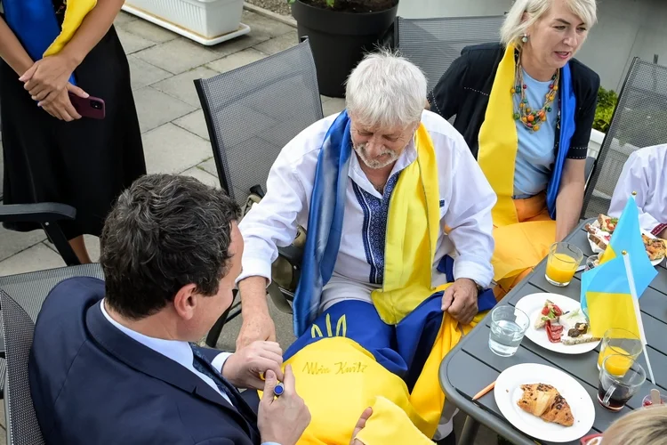 Zelensky'e erwähnte Treffen mit ihm in Athen überhaupt, aber Kurti wünschte die Ukraine nach Unabhängigkeit