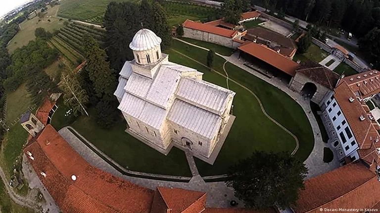 Serbia continúa propaganda para el Monasterio Decani, ahora con un documental