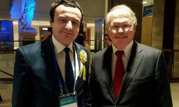 Christopher Hill a-t-il changé sa vision d'Albin Kurti ?