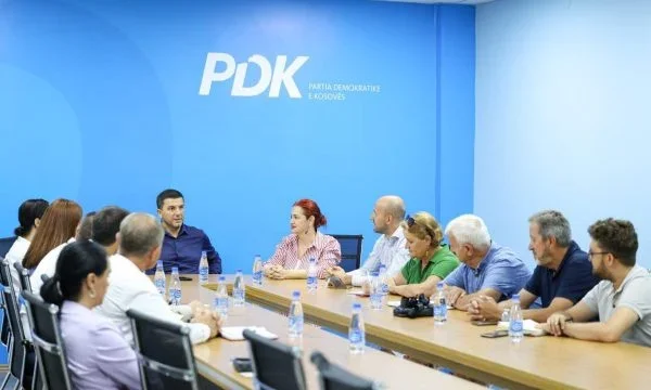 Krasniqi Treffen mit den Direktoren der PDK-Bildung, Ursache Buchausgabe