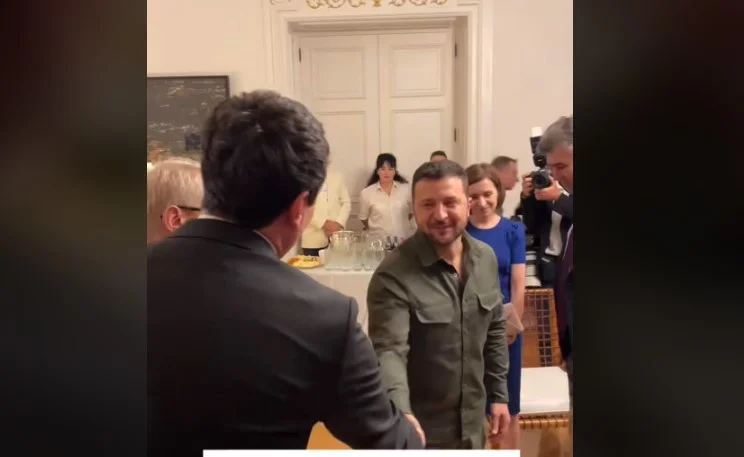 Kurti publie la vidéo tenant la main avec Zelensky