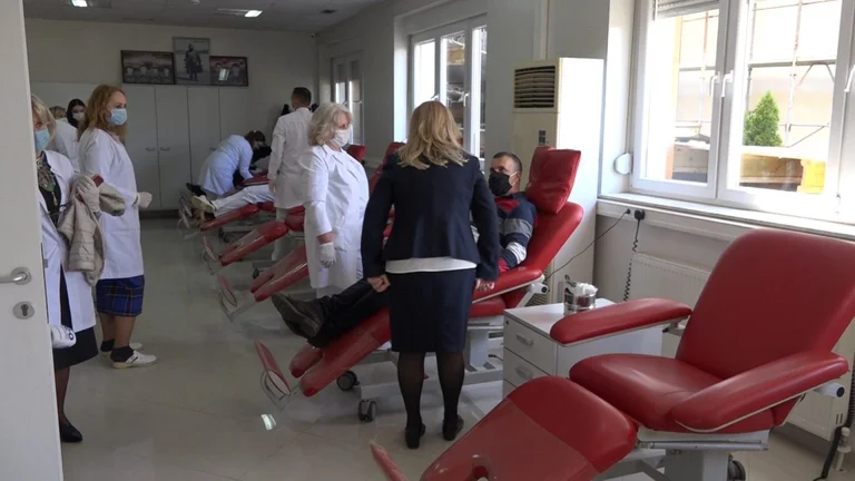 Conditions graves à QKUK: Opérations cliniques à la dernière réserve de sang