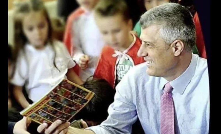 Chitaku pubblica la fotografia quando l'ex primo ministro Thaci aveva deciso di dare libri agli studenti gratuitamente