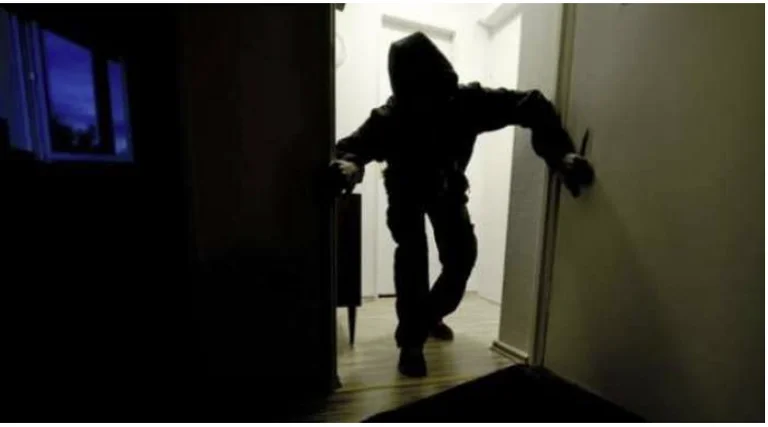 Pristina: Sie brachen in die Wohnung, sie nehmen den Schlüssel, sie stehlen das Auto.