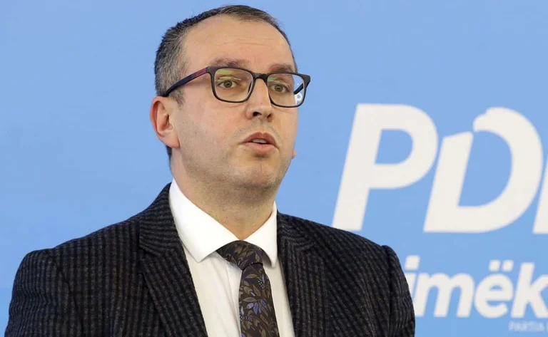 - Oui. Trois déclarations révélant la responsabilité première de Kurti pour la corruption relative à la réserve d'État