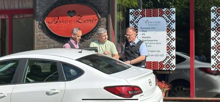 Hier wird Kurts Mann, Ridvan Muharrem, zur Polizei begleitet (VIDEO)