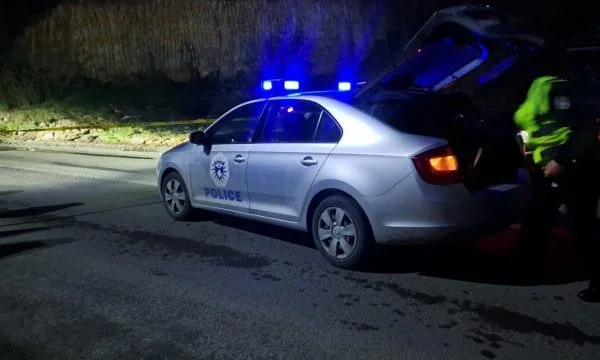 Er greift die Polizei mit dem Auto an und rennt weg, schießt zwischen Polizei und Verdächtigem Schmuggel nach Norden