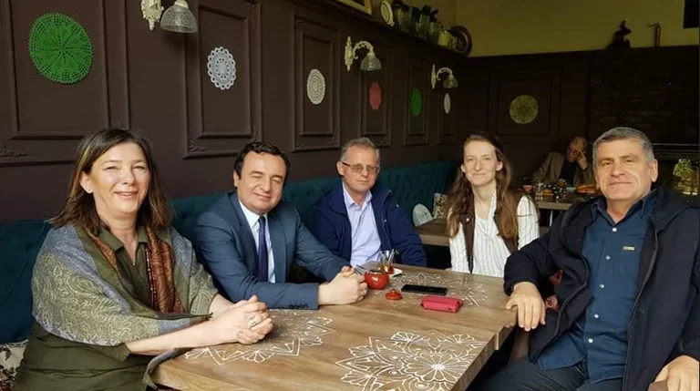 Mialim Zeka publie une photo montrant Kurti avec “Rid” arrêté hier